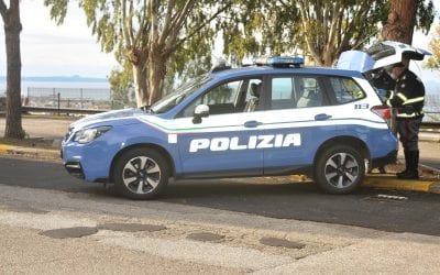 Auto a forte velocità in A20, coppia pusher alla vista agenti lanciano droga da finestrino