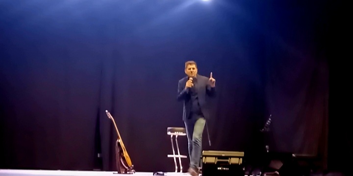 Pace del Mela. Teo Mammucari Show fra applausi e risate in un Auditorium pieno ed entusiasta