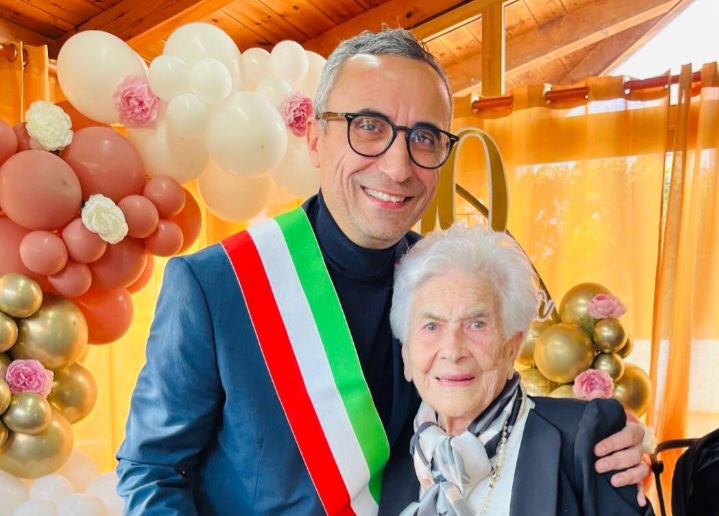 Pace del Mela. Festeggiati a Giammoro i 100 anni di nonna Maria, targa e rose rosse dal Sindaco Mario La Malfa