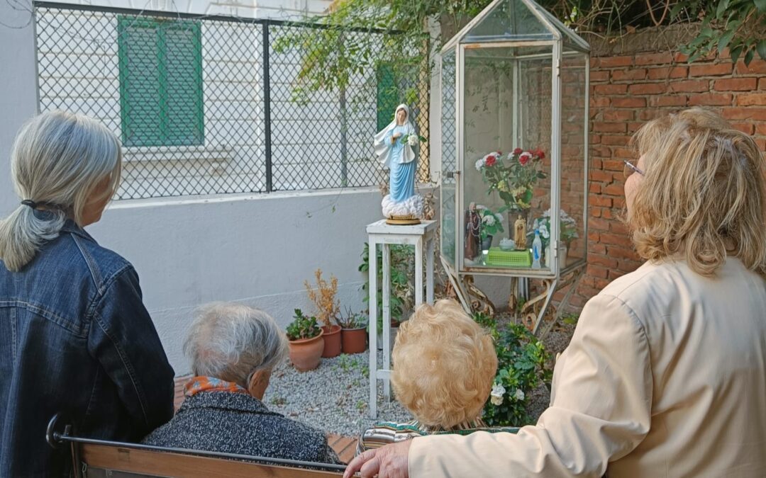 Messina. Celebrato il Santo Rosario davanti la teca vuota dove è stata trafugata la statua della Madonna di Lourdes