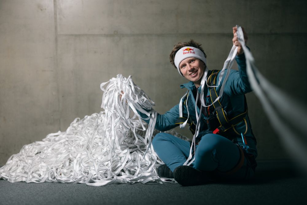 Attraversare lo Stretto di Messina su una striscia di tessuto, la sfida del performer Jaan Roose campione di slacklining