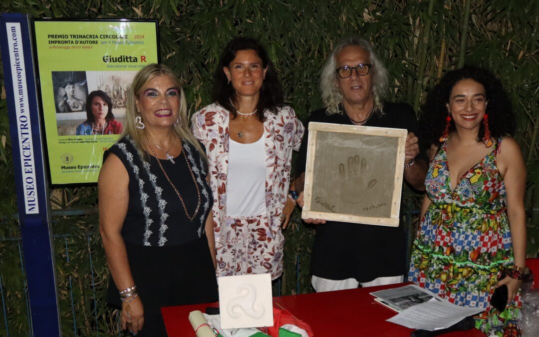 BarcellonaPG. La visual artist internazionale Giuditta R. riceve il “Premio Trinacria Circolare e  Impronta d’Autore” nel giardino del Museo Epicentro