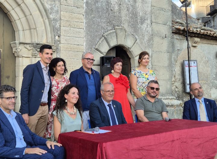 Esordio col botto per il Lions Club Satellite Novara di Sicilia alla presenza del Governatore del Distretto Dott. Mario Palmisciano