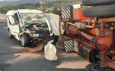 Tragedia su A18, scontro furgone-tir: muore 20enne, tre feriti