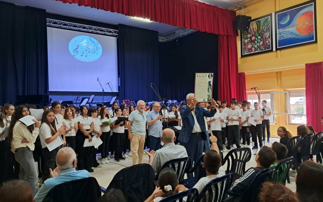 Barcellona PG. Inaugurazione del nuovo anno scolastico all’I.C. “Genovese”, la Genius Loci dona alla scuola un pannello informativo su Bastiano Genovese