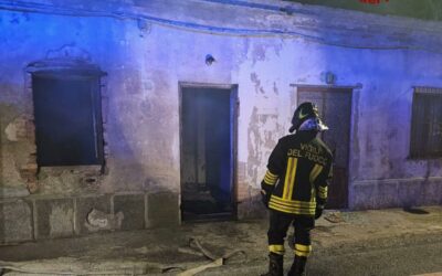 Rudere disabitato in fiamme, messo in sicurezza e bonificato