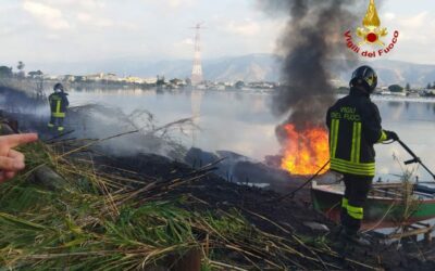 Messina. A fuoco imbarcazione ormeggiata nel lago di Ganzirri