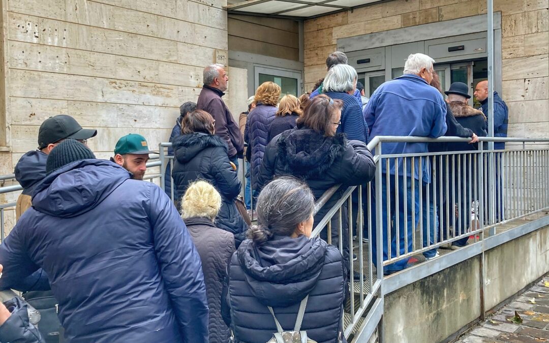 Barcellona PG. Grido di protesta della “Genius Loci” sulle interminabili file alle Poste di Via Roma: “Pronti ad una petizione popolare per dare dignità ai pensionati della città!”