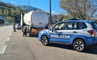 A20. A zig-zag in autostrada con carico infiammabile: camionista ubriaco fermato dalla Polizia Stradale