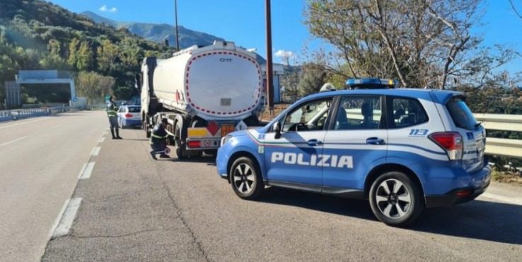 A20. A zig-zag in autostrada con carico infiammabile: camionista ubriaco fermato dalla Polizia Stradale